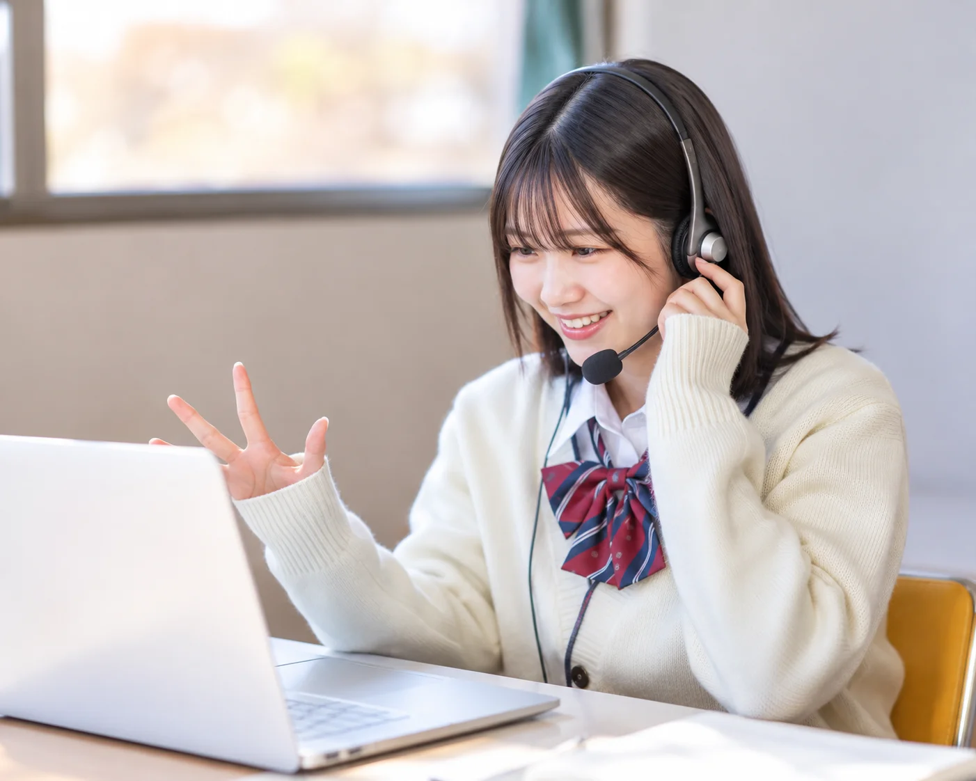 笑顔でオンライン授業を受ける生徒のイメージ